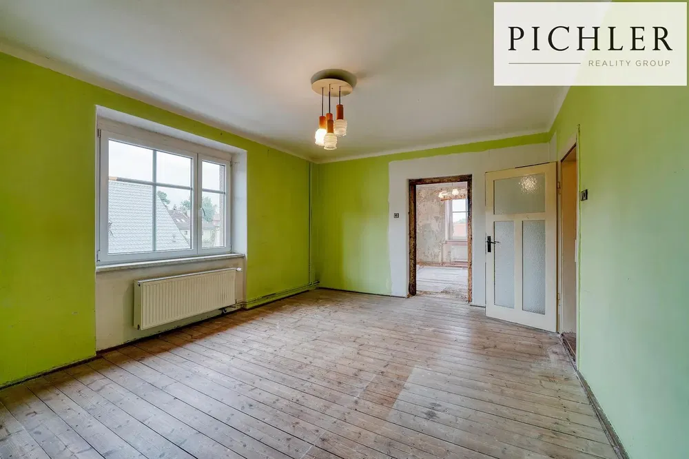 Oturma odası; ahşap zemin, doğal ışık, tadilat gerekiyor