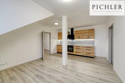 Кухня; ремонтиран, естествена светлина, плочки