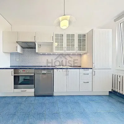 Cucina; elettrodomestici, pavimento in piastrelle, ristrutturato, luce naturale