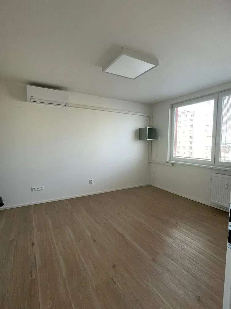 Schlafzimmer; holzboden, tageslicht, renoviert