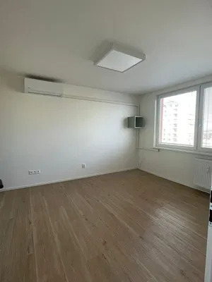 Schlafzimmer; holzboden, tageslicht, renoviert