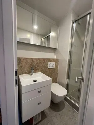 Toilette; fliesenboden, renoviert, tageslicht