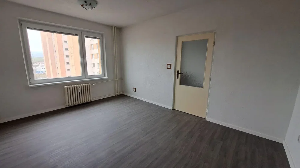 Spavaća soba; pogled, prirodna svjetlost, drveni pod