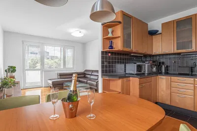 Kuhinja; kućanski aparati, prirodna svjetlost, moderan stil