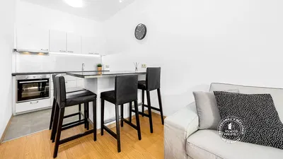 Küche; küchengeräte, tageslicht, moderner stil