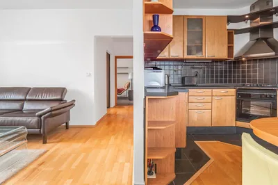 Kuhinja; drveni pod, prirodna svjetlost