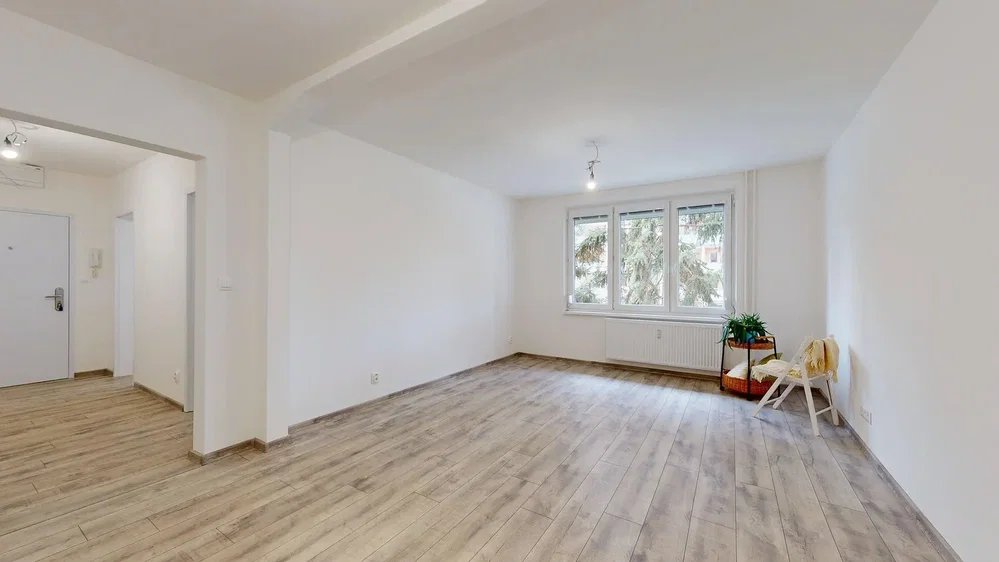Wohnzimmer; tageslicht, fliesenboden, renoviert