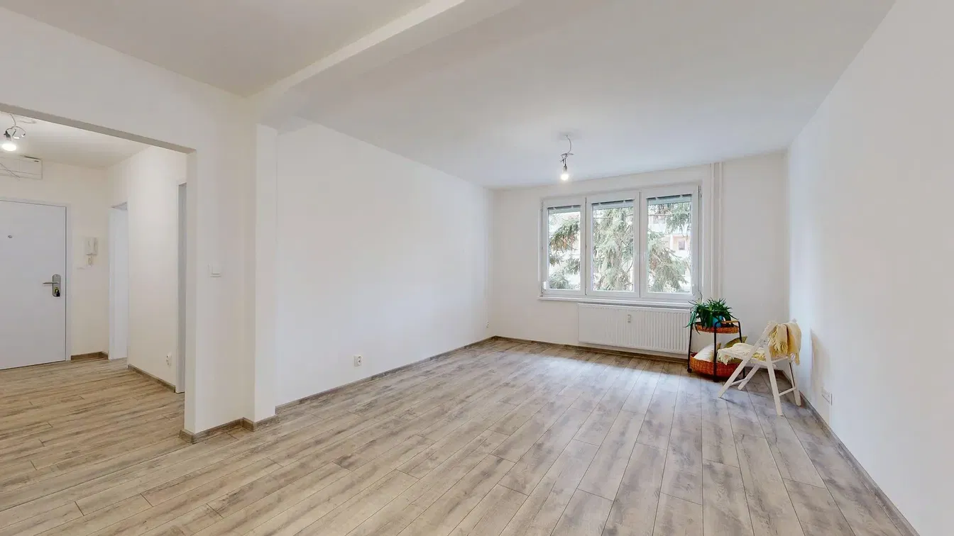 Wohnzimmer; tageslicht, fliesenboden, renoviert