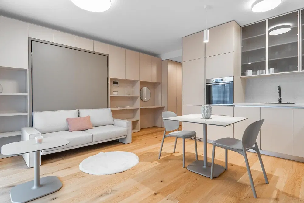 غرفة معيشة; أسلوب عصري, أرضية خشبية, أجهزة المطبخ, ضوء طبيعي, مجدد