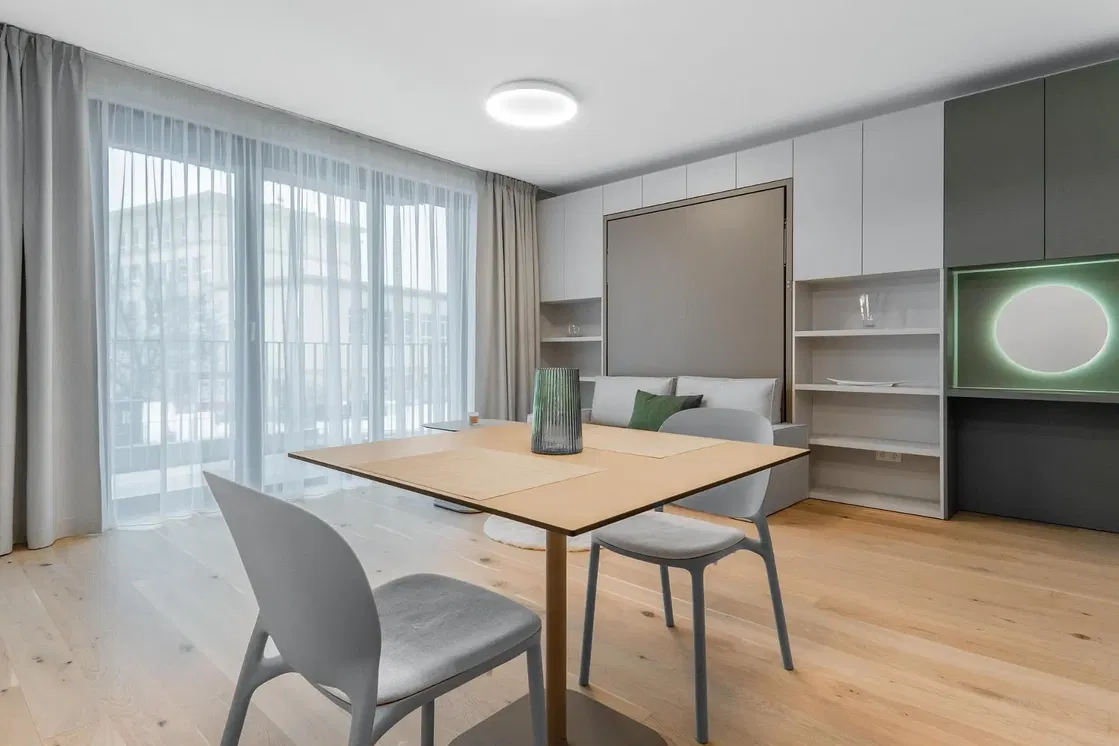 Wohnzimmer; tageslicht, moderner stil, holzboden