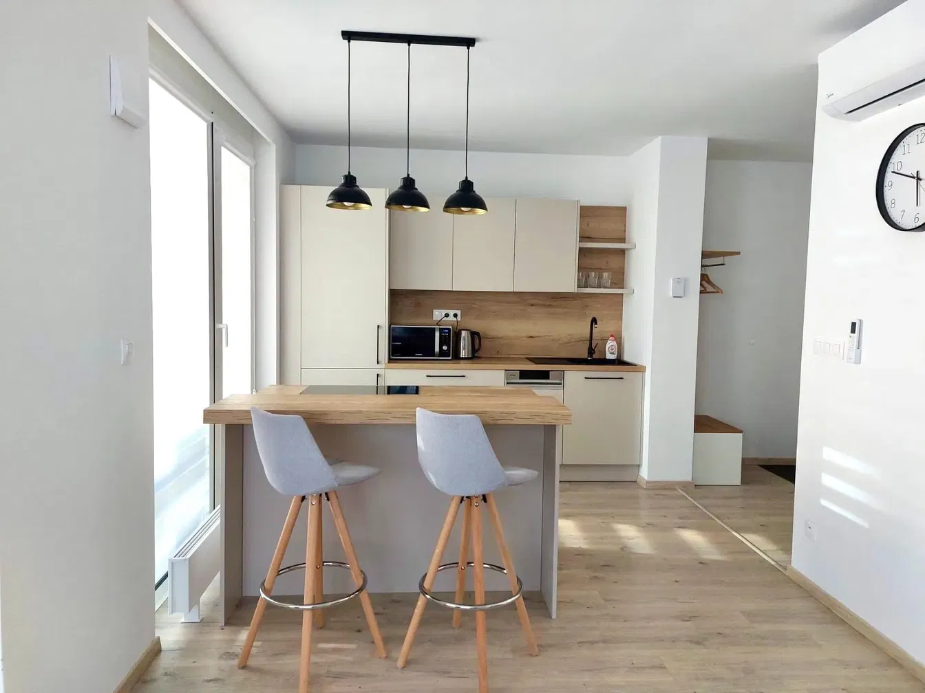 Küche; küchengeräte, tageslicht, moderner stil