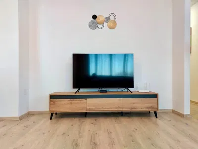 Wohnzimmer; moderner stil, holzboden, tageslicht