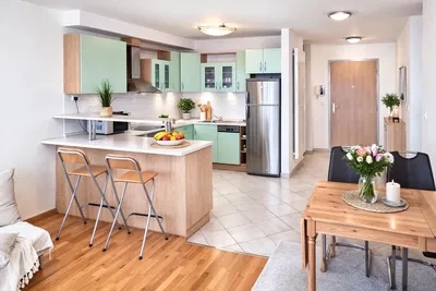 Küche; küchengeräte, tageslicht, moderner stil, holzboden, fliesenboden