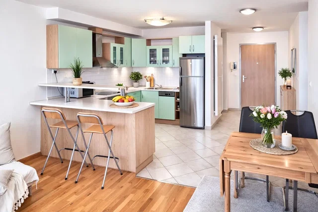 Cuisine; électroménager, lumière naturelle, style moderne, parquet, carrelage