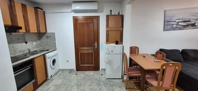 Mutfak; mutfak aletleri, fayans zemin, ahşap zemin, modern stil