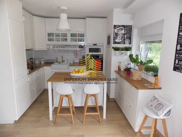 Küche; küchengeräte, tageslicht, moderner stil