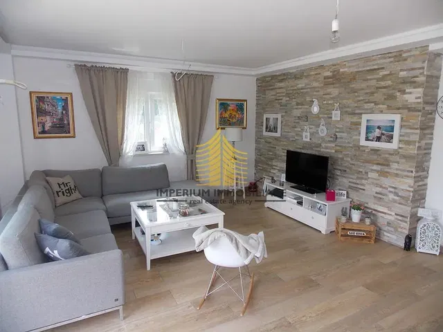 Wohnzimmer; holzboden, moderner stil, tageslicht