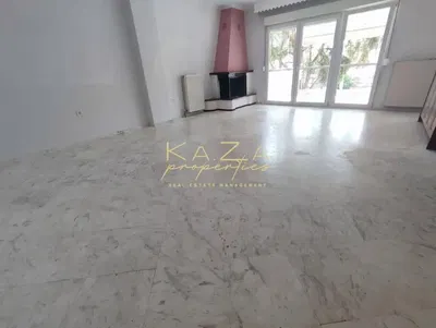 Salon; carrelage, cheminée, lumière naturelle, vue