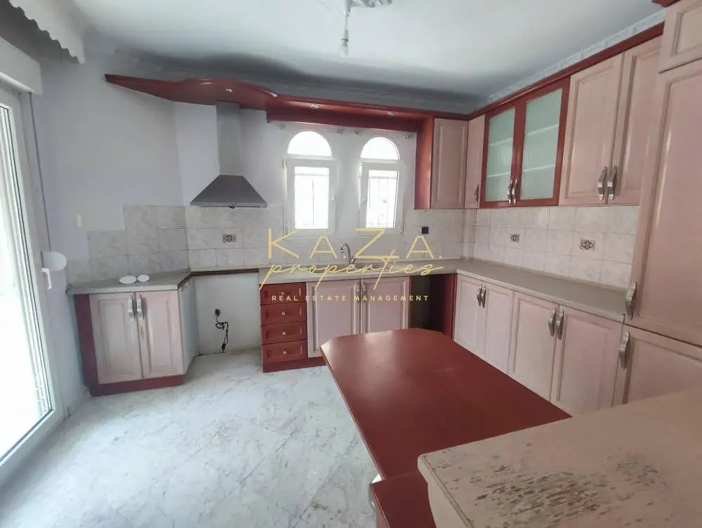 Cuisine; électroménager, lumière naturelle, carrelage