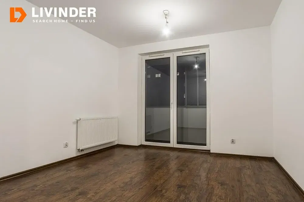 Salón; suelo de madera, luz natural