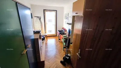 Kuhinja; kuhinjski aparati, drveni pod, prirodno svjetlo