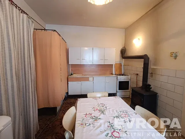 Kuchyně; krb, nutná rekonstrukce