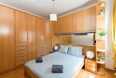 Schlafzimmer; holzboden, tageslicht, moderner stil