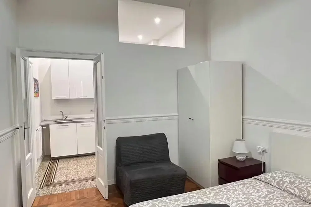 Camera da letto; luce naturale, pavimento in legno