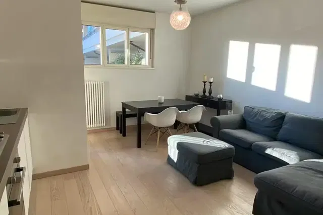 Wohnzimmer; tageslicht, holzboden, moderner stil