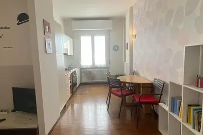 Кухиња; дрвени под, природно светло