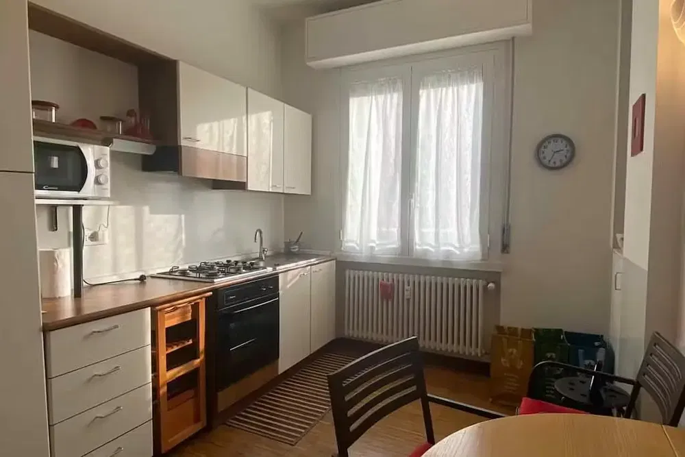 Кухиња; кухињски апарати, природно светло, модерни стил