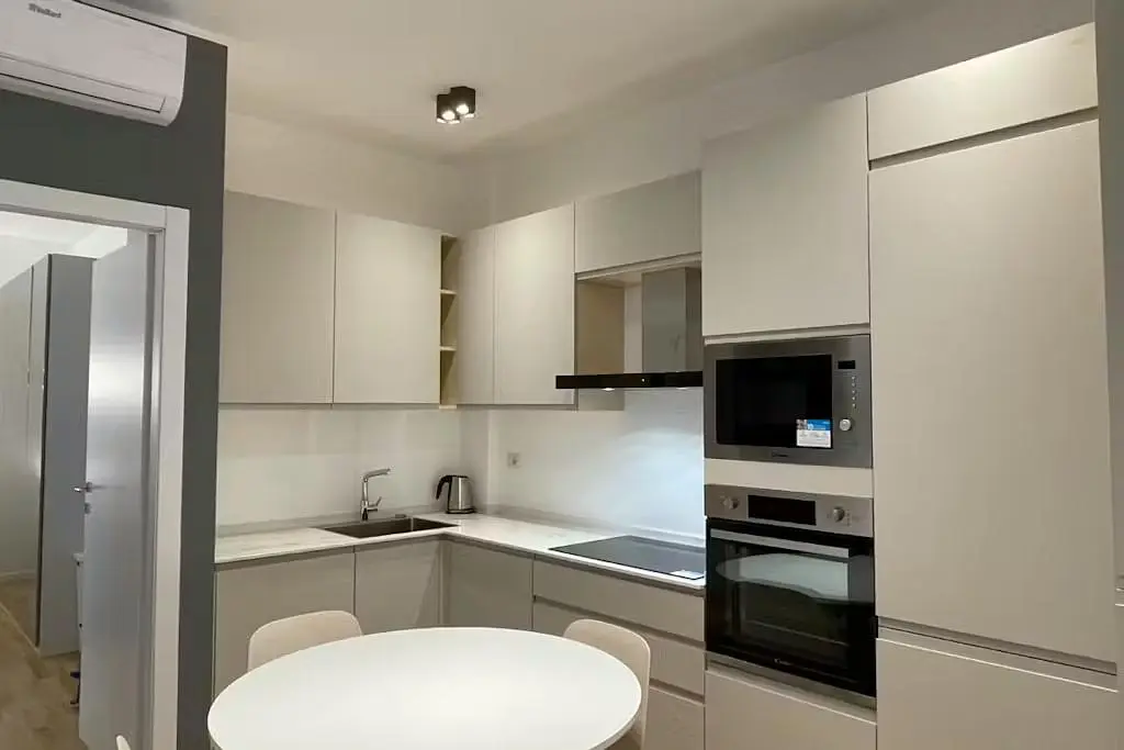 Кухня; кухненски уреди, ремонтиран, естествена светлина, модерен стил