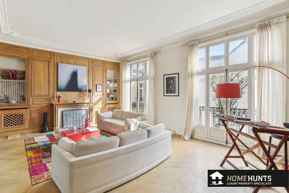 Дневна соба; камин, природно светло, модерни стил