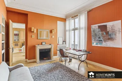 Дневна соба; камин, природно светло, модерни стил