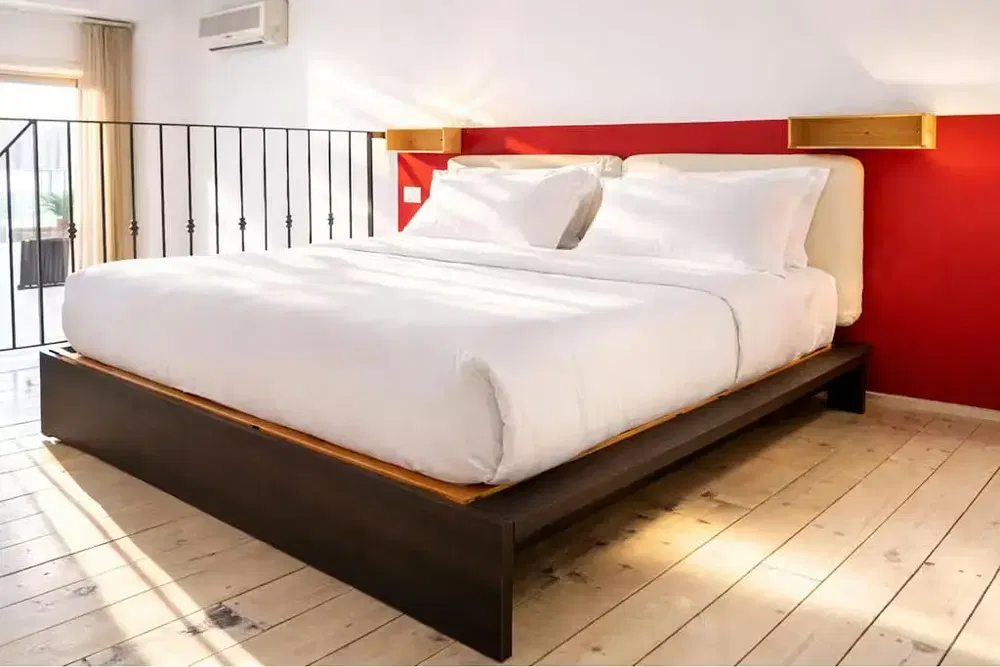 Schlafzimmer; holzboden, tageslicht