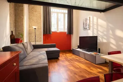 Wohnzimmer; holzboden, tageslicht