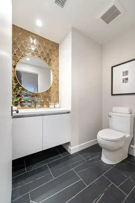 Toilettes; carrelage, rénové, lumière naturelle