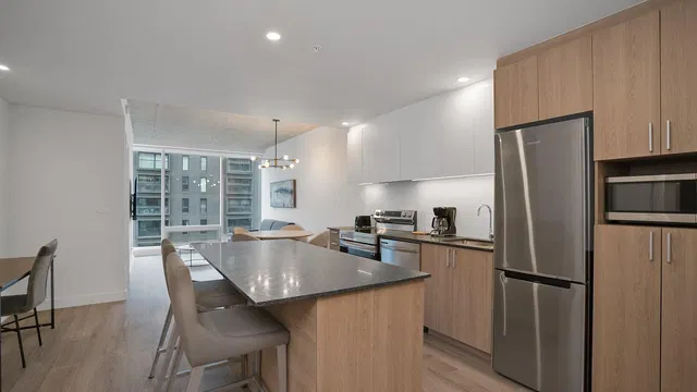 Кухня; кухненски уреди, естествена светлина, модерен стил, дървен под