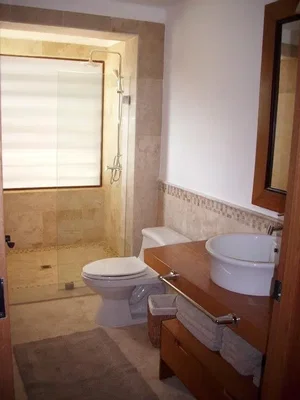 Bagno; pavimento in piastrelle, luce naturale