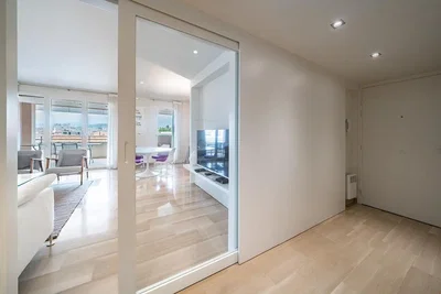 Oturma odası; manzara, doğal ışık, ahşap zemin, modern stil