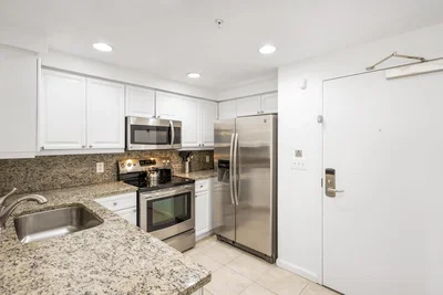 Kuchyňa; kuchynské spotrebiče, dlažba, po rekonštrukcii, prirodzené svetlo
