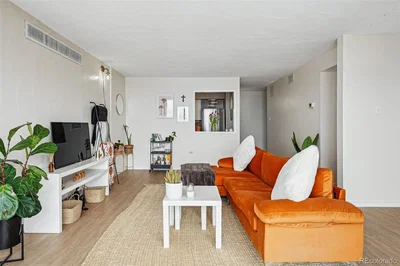 Obývací pokoj; přirozené světlo, moderní styl, dřevěná podlaha