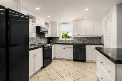 Cucina; elettrodomestici, pavimento in piastrelle, luce naturale, stile moderno