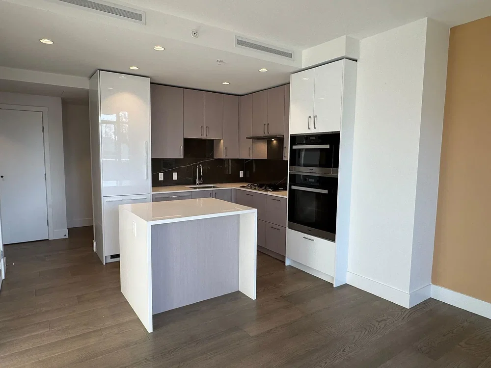 Cuisine; électroménager, parquet, rénové, lumière naturelle