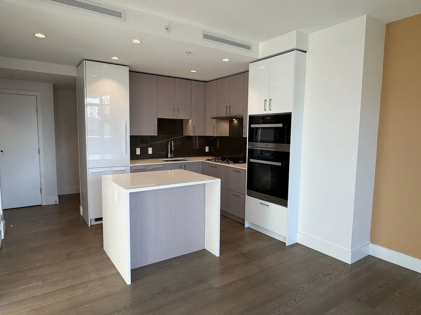 Cuisine; électroménager, parquet, rénové, lumière naturelle