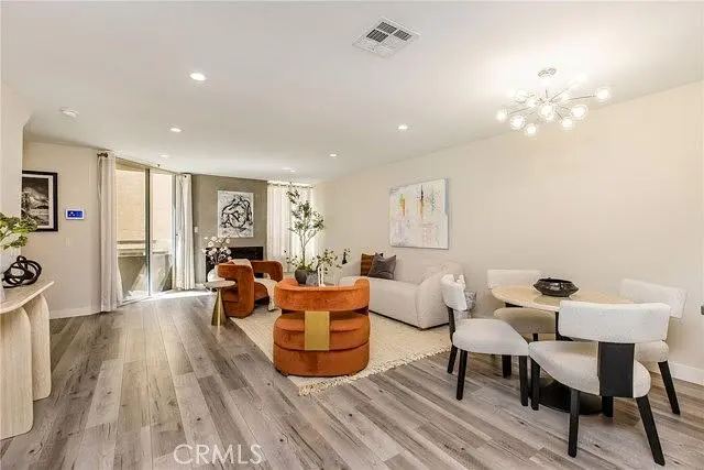 Oturma odası; doğal ışık, ahşap zemin, modern stil