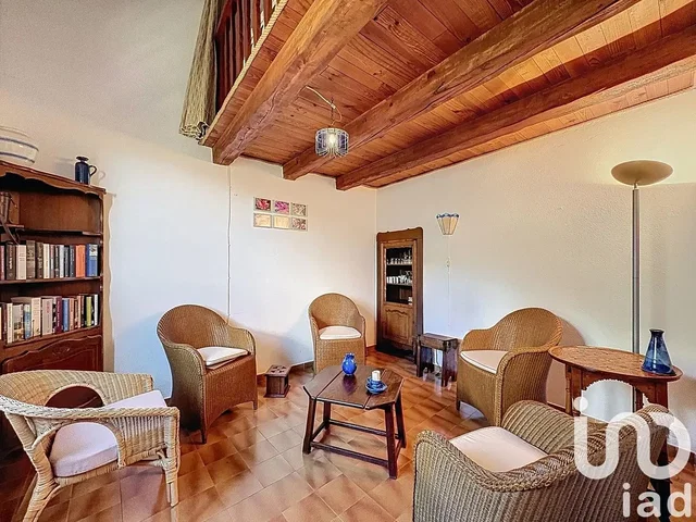 Soggiorno; travi in legno, pavimento in legno, pavimento in piastrelle, stile rustico, luce naturale