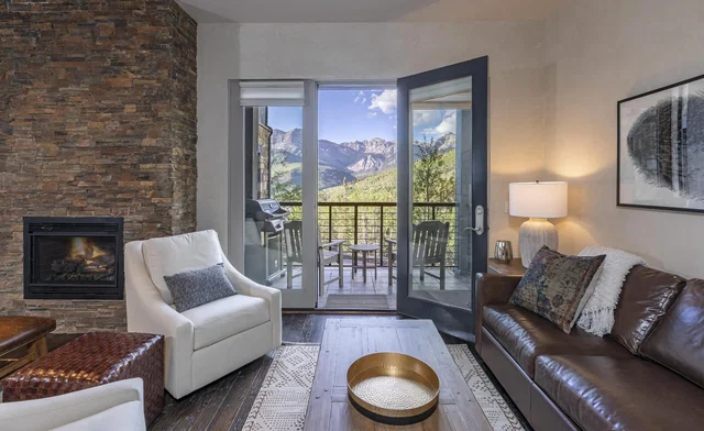 Sala de estar; vista, lareira, luz natural