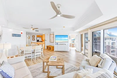 Oturma odası; manzara, ahşap zemin, doğal ışık, modern stil