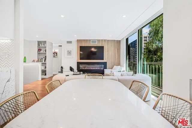 Sala de estar; vista, lareira, luz natural, estilo moderno